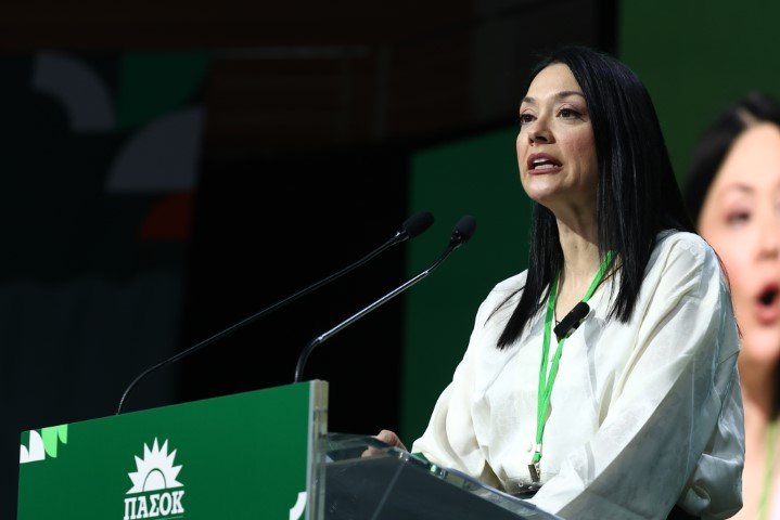 Η Νάντια Γιαννακοπούλου στο βήμα του Συνεδρίου