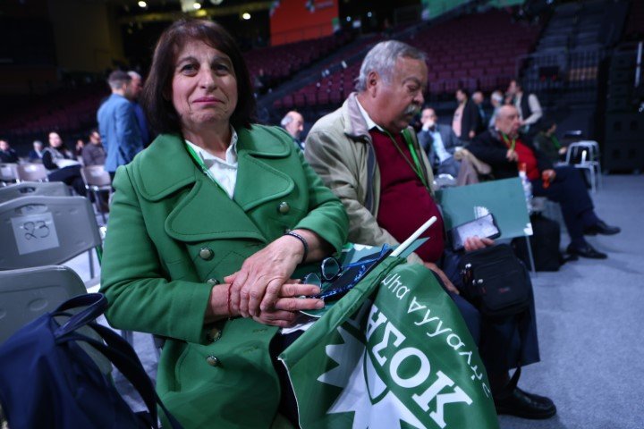 Φίλη του ΠΑΣΟΚ με πράσινο πανοφόρι