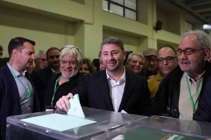 Ο Νίκος Ανδρουλάκης ψηφίζει για Κεντρική Επιτροπή