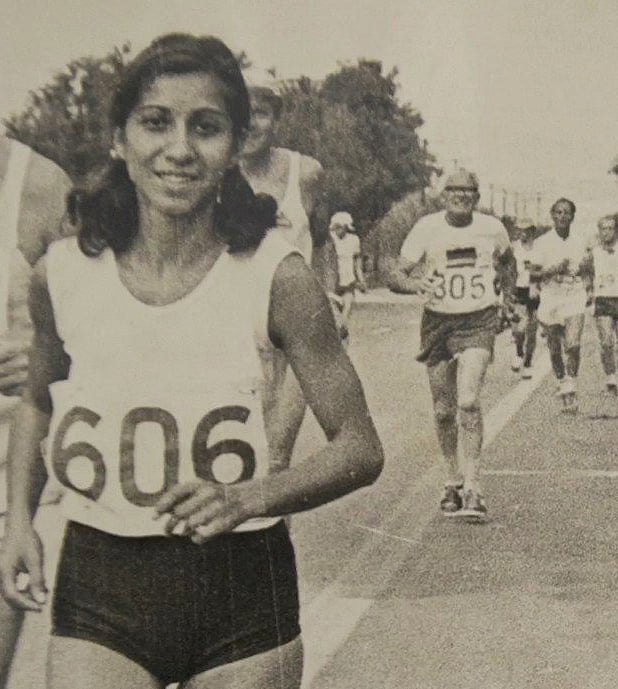 Τον Οκτώβριο του 1974, στην κλασική διαδρομή από τον Μαραθώνα μέχρι το Παναθηναϊκό Στάδιο, εμφανίστηκε στην εκκίνηση μια νεαρή Ελληνίδα δρομέας / WIKIPEDIA