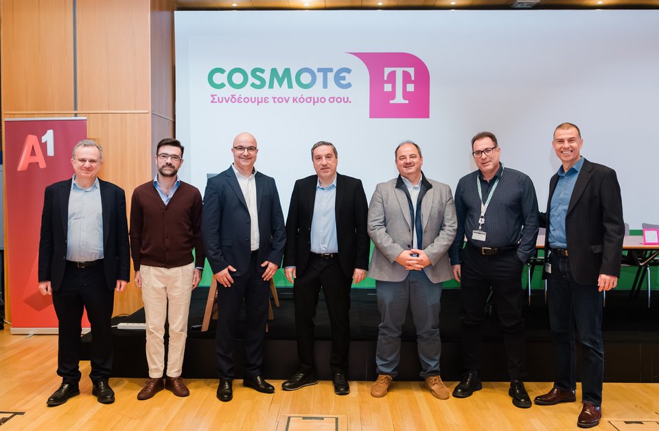 Οι βασικοί συντελεστές του 5G SEAGUL κατά τη συνάντηση της κοινοπραξίας για τα αποτελέσματα του ευρωπαϊκού έργου. Από αριστερά: Καθηγητής Παναγιώτης Δεμέστιχας, CEO and Chairman of the Board of Directors, WINGS, Θάνος Κασκαμανίδης, HaDEA, European Commission, 5G SEAGUL Project Officer, Georgi Angelov Kodjaivanov, Director of the Converged Network and Services Division, A1BG, Γιώργος Τσώνης, Chief Officer Τεχνολογίας Ομίλου ΟΤΕ, Καθηγητής Κων/νος Καράντζαλος, Γενικός Γραμματέας Τηλεπικοινωνιών και Ταχυδρομείων, Υπουργείο Ψηφιακής Διακυβέρνησης, Γιώργος Ονόπας, Director Access &amp; Transport Network DevOps OTE Group, Αργύρης Μπακλέζος, Director Network Performance &amp; Efficiency, OTE Group 