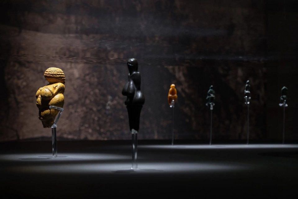 Γενική άποψη της έκθεσης Jeff Koons: «Aφροδίτη» του Lespugue Φωτογραφία: Πάρις Ταβιτιάν © Μουσείο Κυκλαδικής Τέχνης