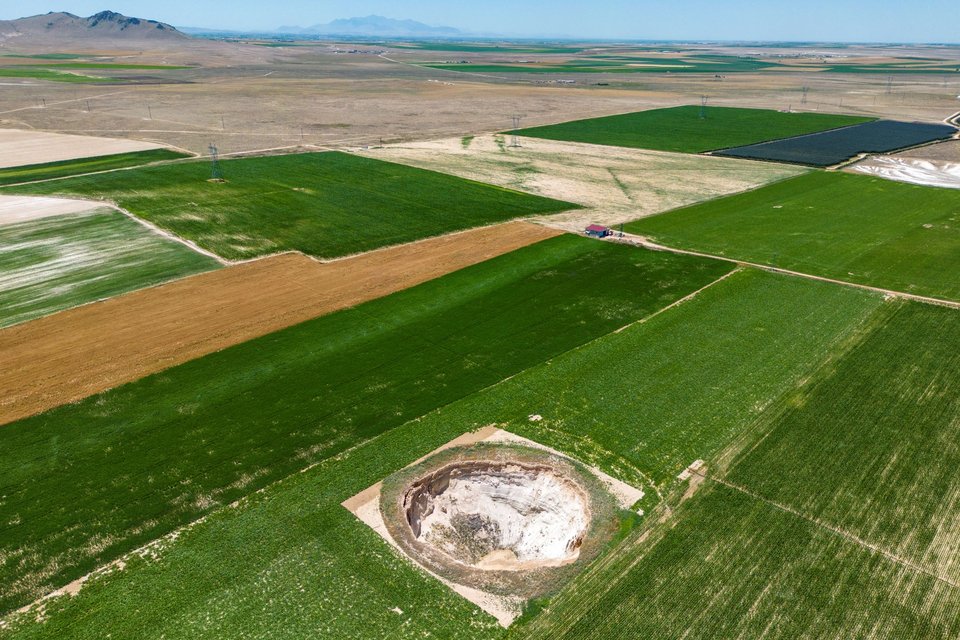Το φαινόμενο συνδέεται κυρίως με τη μείωση των υπόγειων υδάτων. Καθώς οι αγρότες αντλούν όλο και περισσότερο νερό από βαθύτερα στρώματα για να αρδεύσουν τις καλλιέργειές τους, τα υπόγεια κοιλώματα που συγκρατούσαν το έδαφος χάνουν τη στήριξή τους και καταρρέουν / ΑΡ
