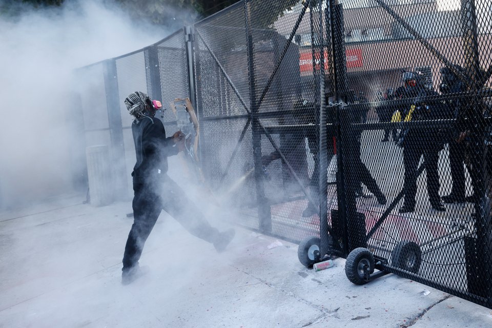 Διαδηλωτές συγκρούονται με την Αστυνομία έξω από το Κέντρο Κράτησης στο κέντρο του Λος Άντζελες, κατά τη διάρκεια της πορείας «Όχι Βασιλιάδες», 28 Μαρτίου 2026 (AP Photo/Jill Connelly)