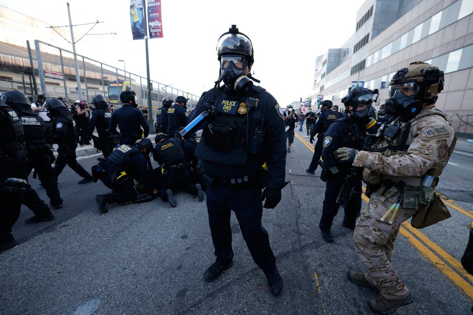 Η Αστυνομία συλλαμβάνει διαδηλωτή κοντά στο Κέντρο Κράτησης στο κέντρο του Λος Άντζελες, κατά τη διάρκεια της διαμαρτυρίας «Όχι Βασιλιάδες», Σάββατο 28 Μαρτίου 2026 (AP Photo/Jill Connelly)