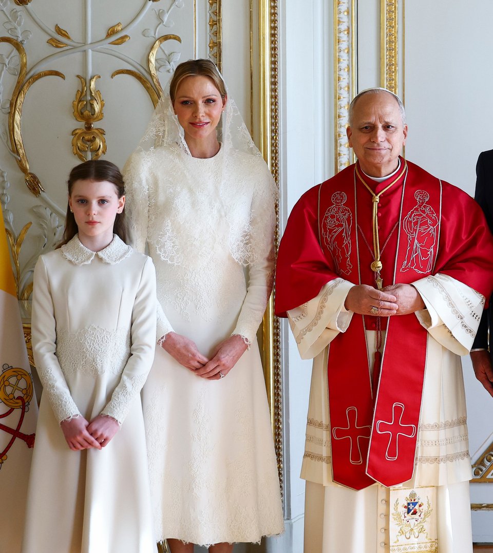 Η πριγκίπισσα Σαρλίν και η κόρη της, Γαβριέλα, στα λευκά ενώπιον του Πάπα - (AP Photo/Gregorio Borgia)