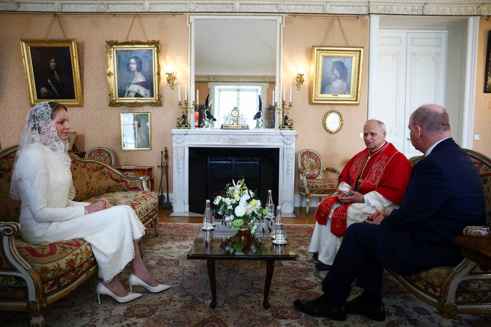 Ο Πάπας Λέοντας με το πριγκιπικό ζέυγος του Μονακό -  (AP Photo/Gregorio Borgia) 