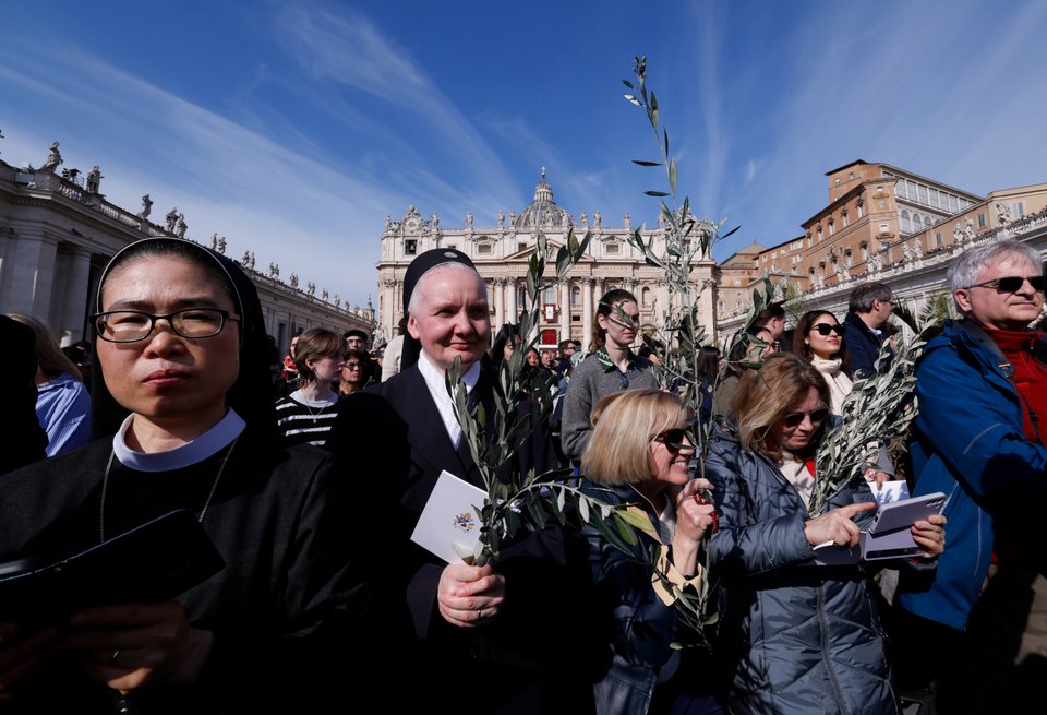 Κυριακή των Βαΐων σήμερα στο Βατικανό - AP Photo/Andrew Medichini