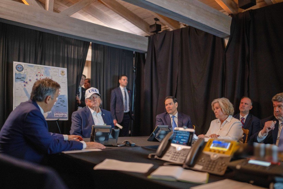 O Nτόναλντ Τραμπ στο κέντρο επιχειρήσεων στο Μαρ-α-Λάγκο/ Φωτογραφία AP