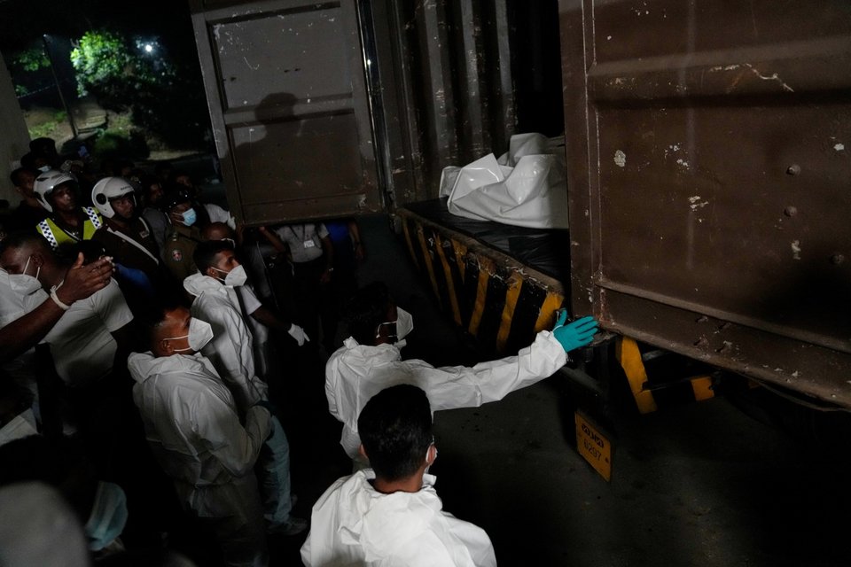   Υγειονομικοί μεταφέρουν τις σορούς των Ιρανών ναυτών που πέθαναν σε επίθεση με τορπίλη των ΗΠΑ στη φρεγάτα τους IRIS Dena στα ανοικτά των νότιων ακτών της Σρι Λάνκα, στο νεκροτομείο του νοσοκομείου Karapitiya στο Galle στις 4 Μαρτίου / Φωτογραφία:ΑP   