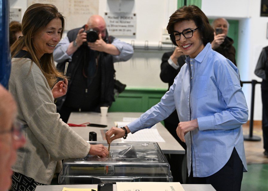 Η υποψήφια των «Les Républicains» Ρασίντα Ντατί ψηφίζει στον πρώτο γύρο των δημοτικών εκλογών στο Παρίσι