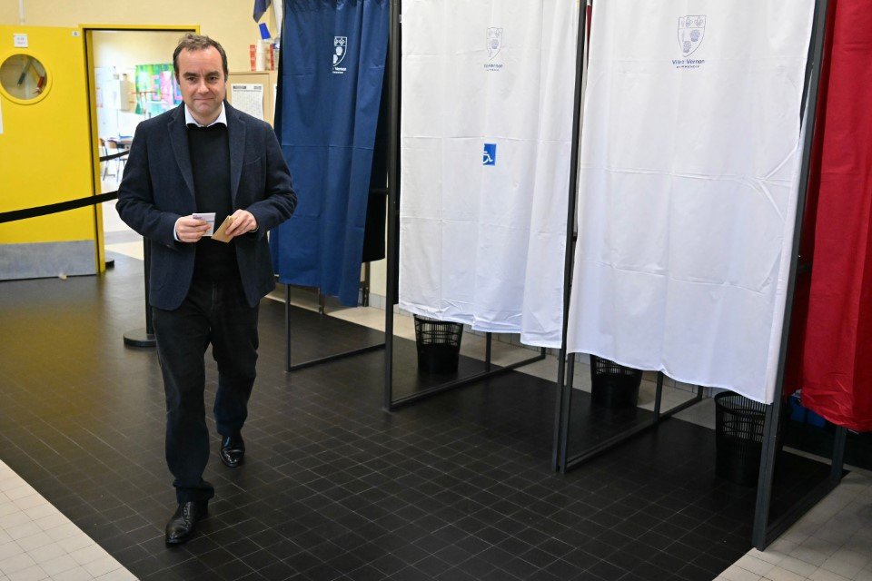  Ο πρωθυπουργός Σεμπαστιάν Λεκορνί ψηφίζει στις δημοτικές εκλογές/ AP