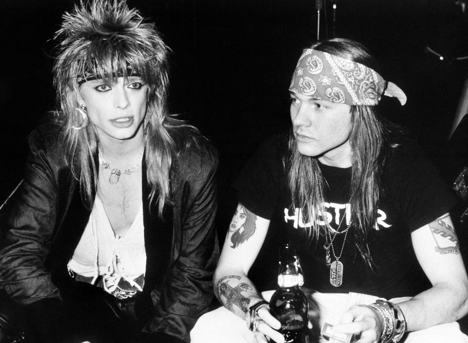 Ο Axl Rose δεξιά, το 1989 