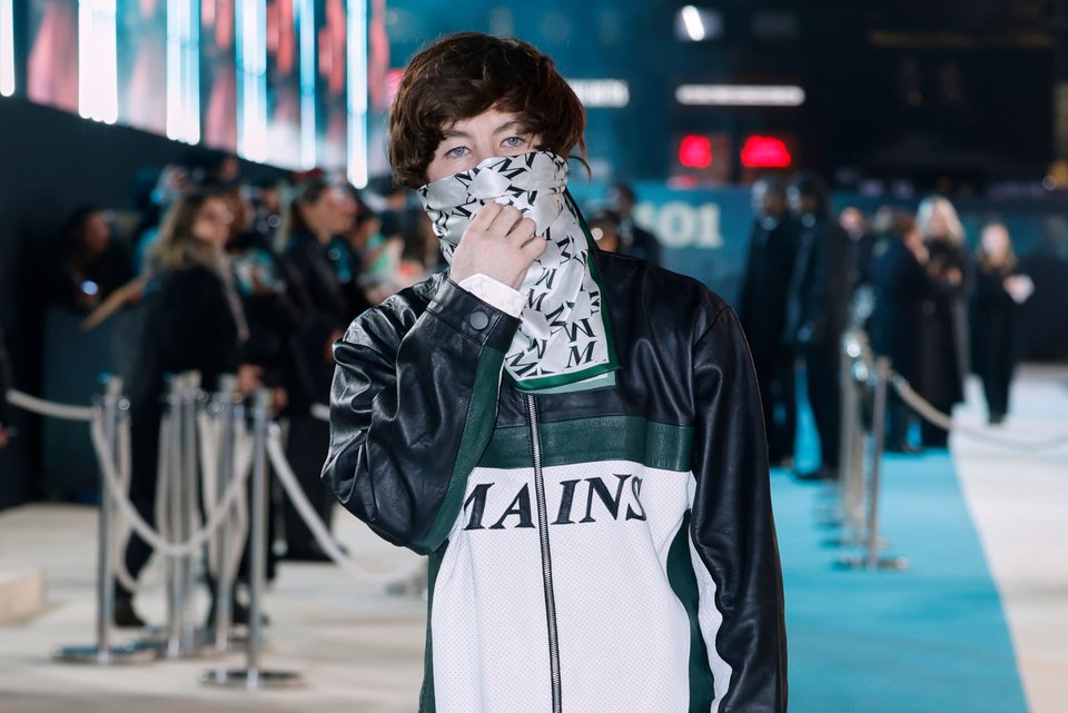 Ο Μπάρι Κιόγκαν κρύβει το πρόσωπό του με ένα μαντήλι κατά την άφιξή του στην πρεμιέρα της ταινίας Crime 101 στο Λονδίνο, την Τετάρτη 28 Ιανουαρίου 2026