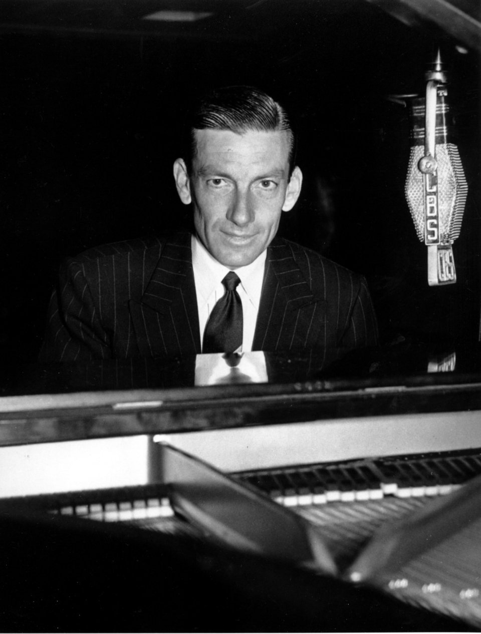 Ο ραδιοφωνικός παρουσιαστής και μουσικός Χόγκι Καρμάικλ ποζάρει το 1947 στο ραδιοφωνικό στούντιο του CBS / Φωτογραφία: AP