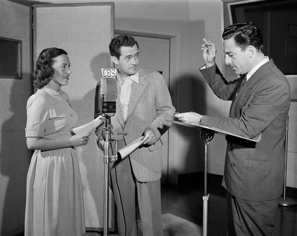 Ο Χίμαν Μπράουν, δεξιά, σκηνοθετεί την Μπέτι Γουίνκλερ και τον Φρανκ Λάβτζοϊ σε ραδιοφωνικό στούντιο του CBS στη Νέα Υόρκη / Φωτογραφία: AP 