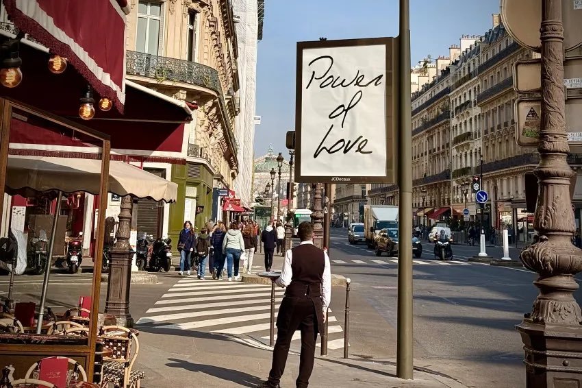 Διαφημιστική πινακίδα στο Παρίσι/Φωτογραφία: Χ