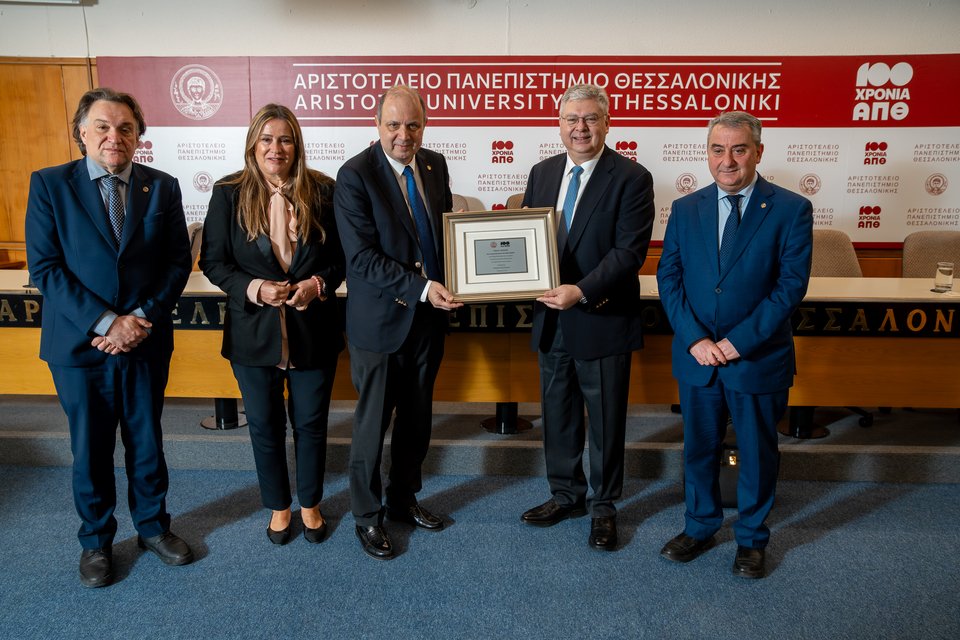 O Αντιπρύτανης Ακαδημαϊκών Υποθέσεων και Ανάπτυξης, Καθηγητής κ. Νικόλαος Μαγγιώρος, η Πρόεδρος του Ιδρύματος Νεολαίας και Δια Βίου Μάθησης, κα Άννα Ροκοφύλλου, ο Πρύτανης του ΑΠΘ, Καθηγητής κ. Κυριάκος Αναστασιάδης, ο Διευθύνων Σύμβουλος της HELLENiQ ENERGY, κ. Ανδρέας Σιάμισιης και ο Αντιπρύτανης του ΑΠΘ, Καθηγητής κ. Ιάκωβος Μιχαηλίδης 