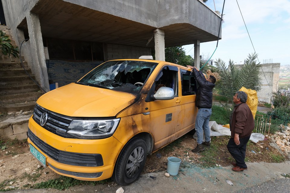 Φθορές σε ταξί σε χωριό στη Δυτική Όχθη μετά από επίθεση εποίκων / EPA μέσω ΑΠΕ-ΜΠΕ