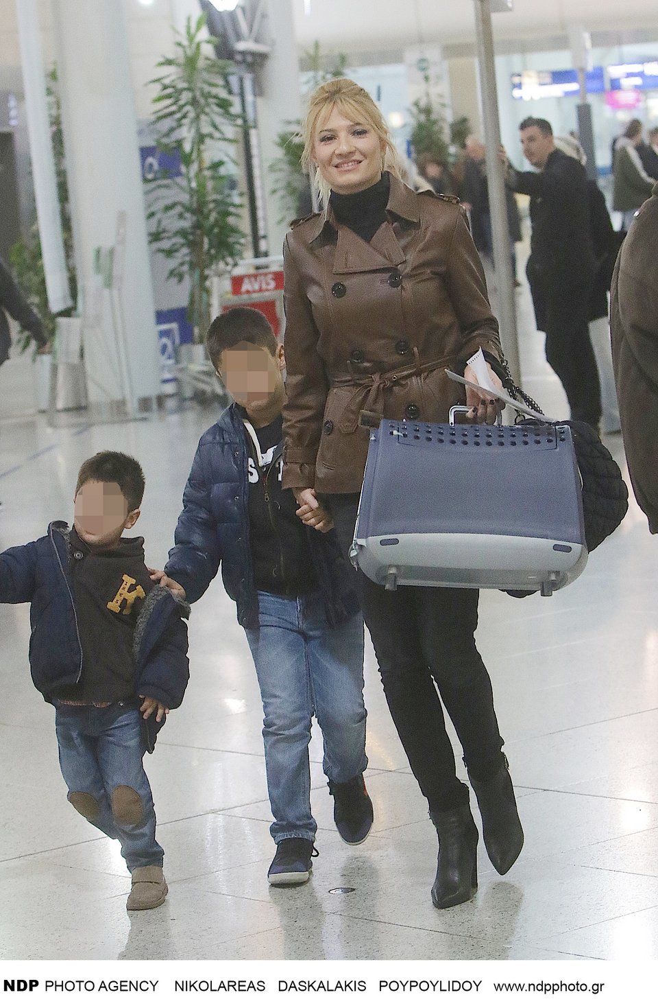 Η Φαίη Σκορδά με τους γιους της, Γιάννη και Δημήτρη.