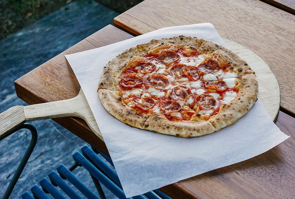 Ναπολιτάνικη πίτσα ατο The foundry Rooftop Garden  