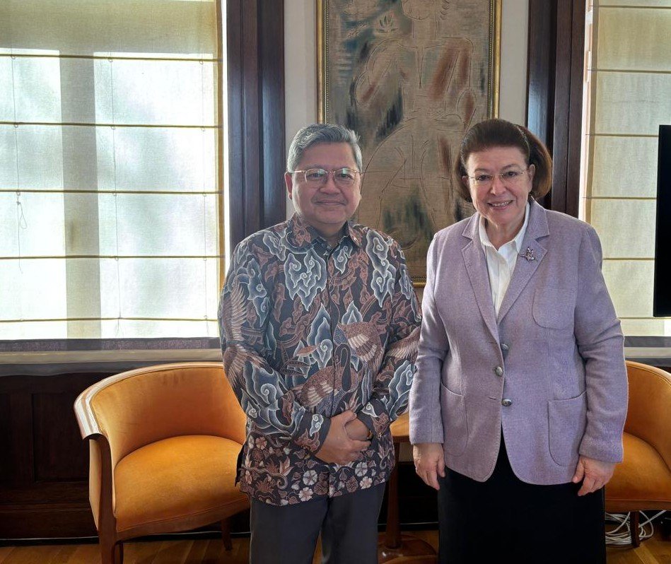 H υπουργός Πολιτισμού Λίνα Μενδώνη με τον πρέσβη της Ινδονησίας Bebeb Djundjunan