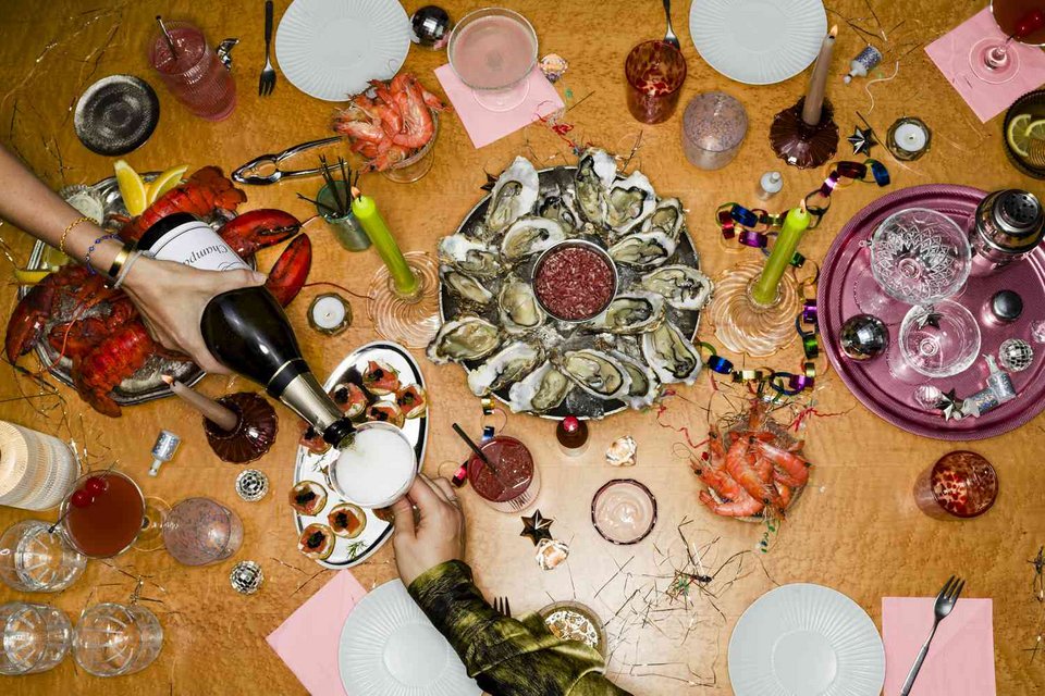 Για δεκαετίες, το επιχειρηματικό μοντέλο πολλών εστιατορίων στηριζόταν σε μια συγκεκριμένη αναλογία: περίπου το 40% των εσόδων προερχόταν από το φαγητό και το 60% από το αλκοόλ. Σήμερα, η ισορροπία αυτή έχει ανατραπεί / SHUTTERSTOCK 