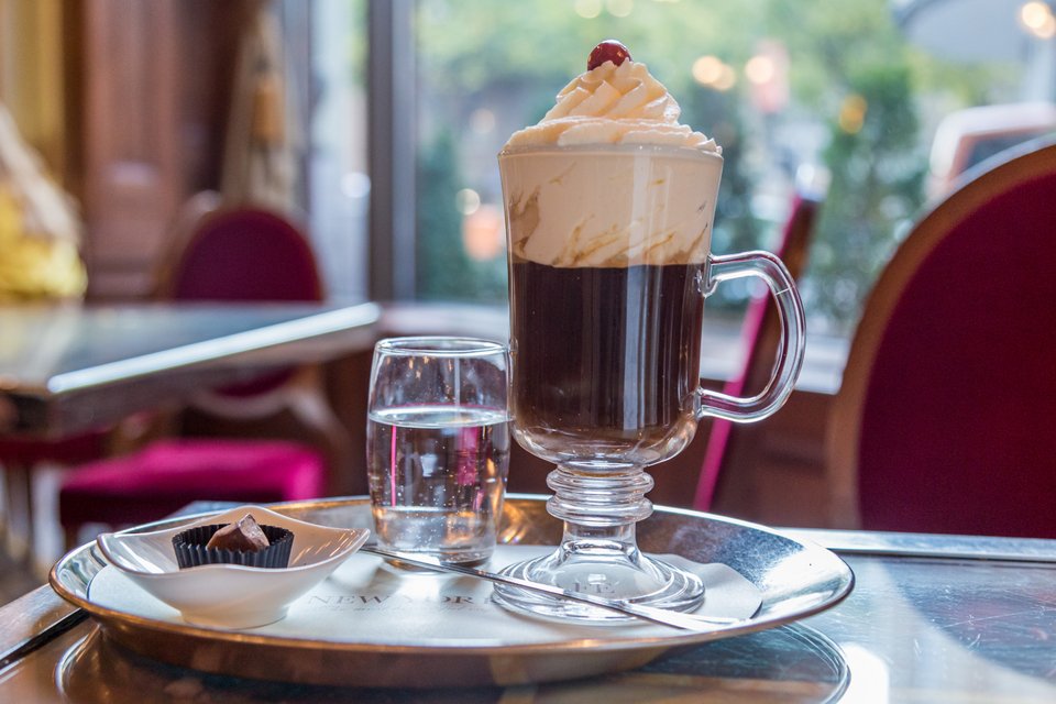 Ουγγρικός καφές στο New York café στη Βουδαπέστη