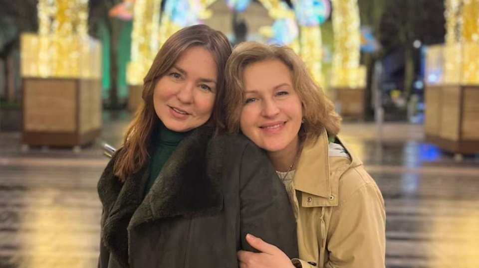 Η Ιρίνα (δεξιά) με την αδελφή της στην Ουκρανία, πριν από τον πόλεμο./ Φωτογραφία: Screenshot