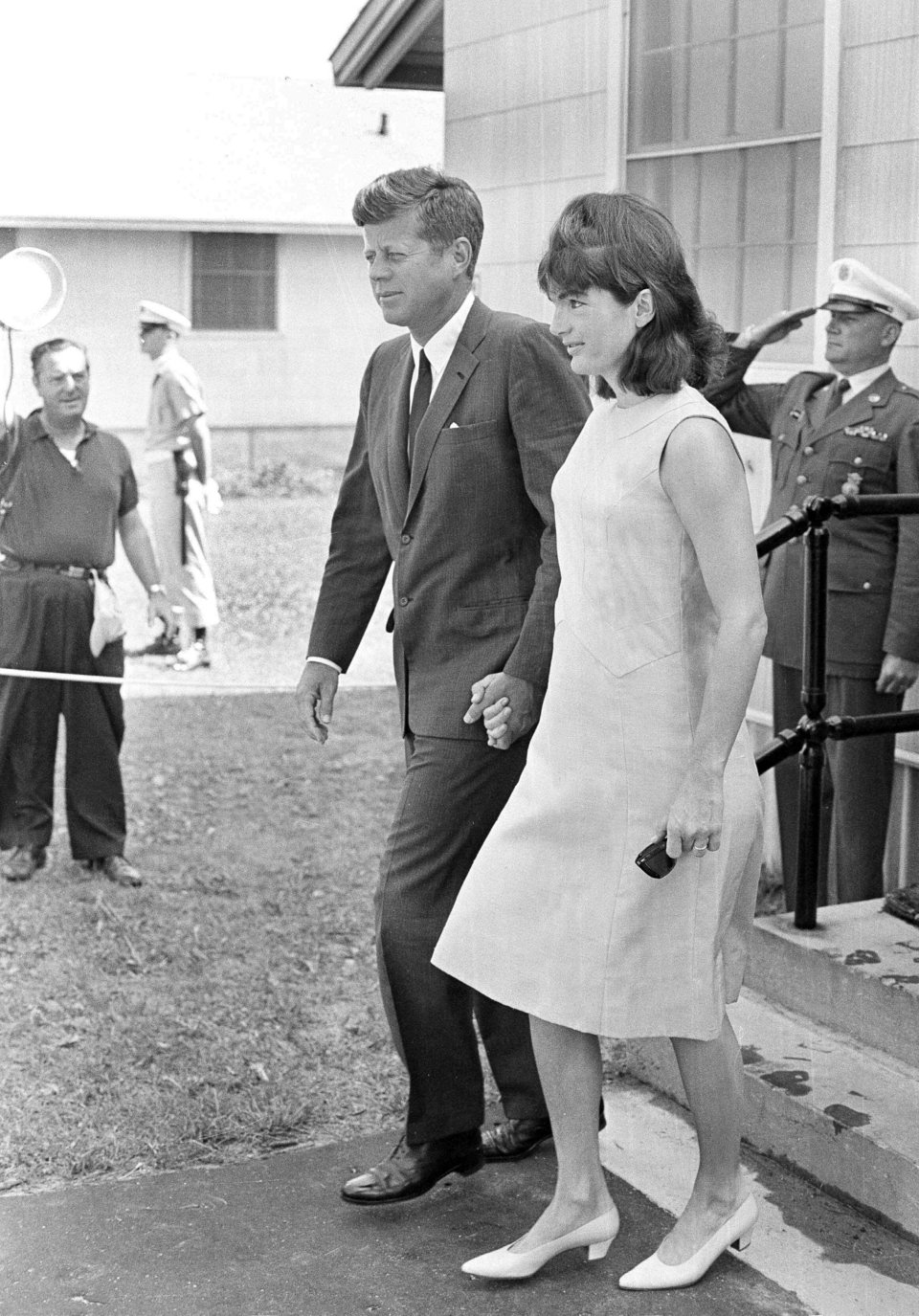 Το ζευγάρι φεύγει από το νοσοκομείο Otis Air Force Base, κοντά στο Mashpee της Μασαχουσέτης, στις 14 Αυγούστου 1963.