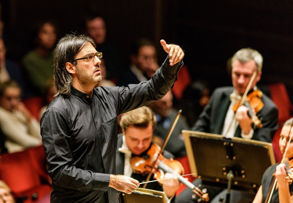 Philharmonia Orchestra, υπό τη διεύθυνση του Λεωνίδα Καβάκου