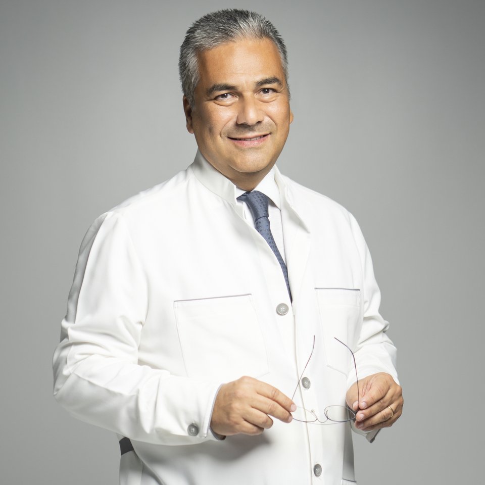 Νίκος Μεταξωτός, Πλαστικός Χειρουργός, Διδάκτορας της Ιατρικής Σχολής του Πανεπιστημίου Αθηνών  