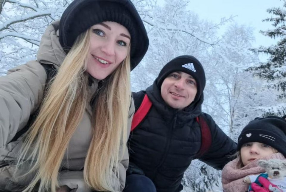 Η Ντάσα με την οικογένειά της. Οι συγγενείς της παραμένουν εγκλωβισμένοι στην Ουκρανία. / Φωτογραφία: Screenshot