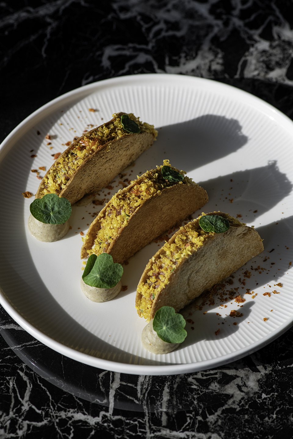 Ταρτάρ μοσχαριού με κρέμα μελιτζάνας, τορτίγια και παστό κρόκο