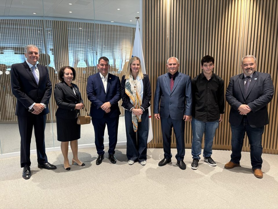 Ο Πύρρος Δήμας με μέλη της ΔΟΕ και τον γιο του (δεύτερος στα δεξιά)