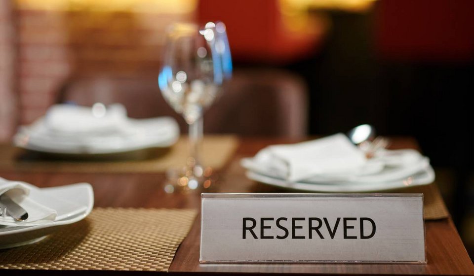 Η εξασφάλιση τραπεζιού σε ένα από τα πιο περιζήτητα εστιατόρια των μεγάλων πόλεων έχει εξελιχθεί τα τελευταία χρόνια σε μικρή επιχείρηση στρατηγικής / SHUTTERSTOCK