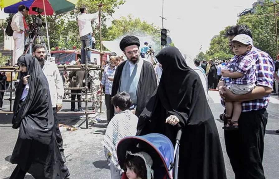 Ο γάμος του ζευγαριού θεωρήθηκε από πολλούς πολιτικούς αναλυτές στρατηγική συμμαχία ανάμεσα σε δύο ισχυρά συντηρητικά κέντρα εξουσίας: το γραφείο του ανώτατου ηγέτη και το δίκτυο των τεχνοκρατών και ιδεολόγων που εκπροσωπούσε η οικογένεια Χαντάντ-Αντέλ / WIKIPEDIA