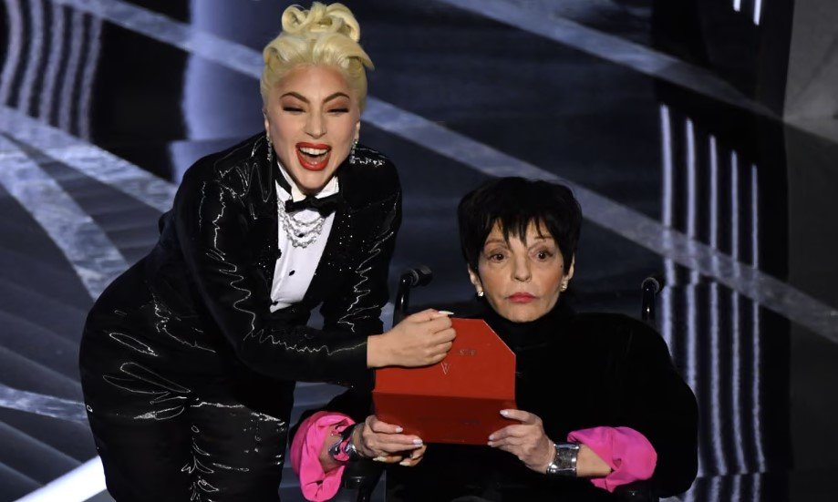 Η αφορμή για πολλές από αυτές τις εξομολογήσεις υπήρξε ένα περιστατικό που συνέβη στα Βραβεία Όσκαρ του 2022. Εκείνη τη βραδιά, η Μινέλι εμφανίστηκε στη σκηνή σε αναπηρικό αμαξίδιο, μαζί με τη Λέιντι Γκάγκα, για να τιμηθεί η 50ή επέτειος από την ταινία «Καμπαρέ» / GETTY