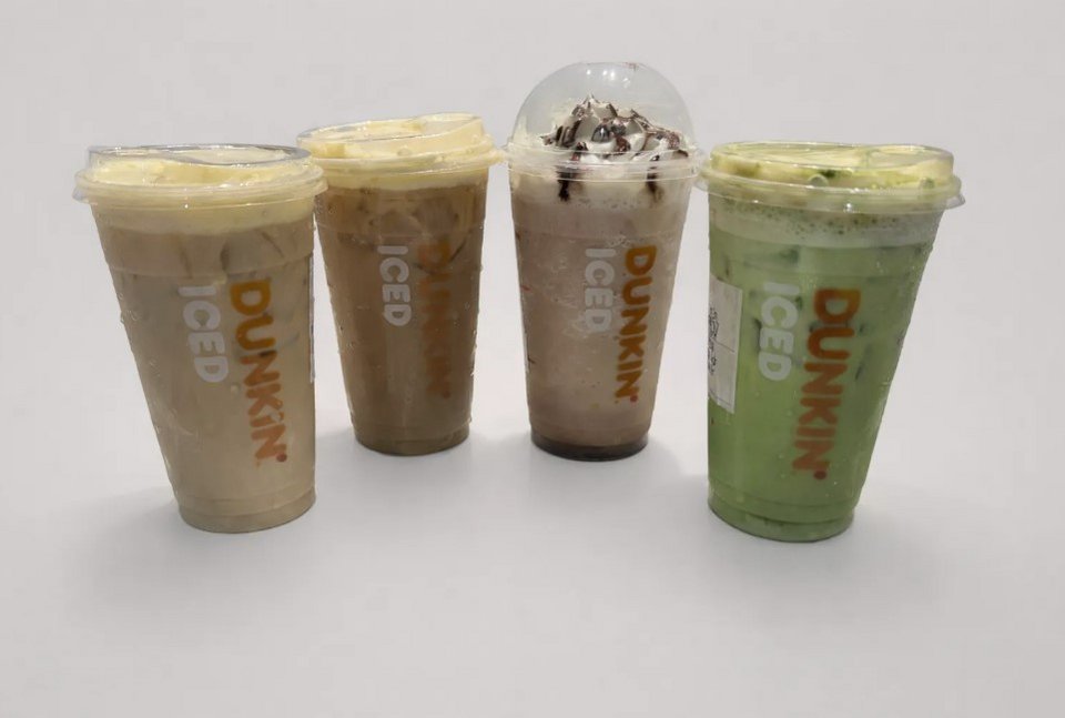 Ένα από τα πιο χαρακτηριστικά παραδείγματα είναι η Dunkin’, η οποία παρουσίασε το ανοιξιάτικο μενού της με κεντρικό στοιχείο τη γεύση της μπανάνας / DUNKIN'