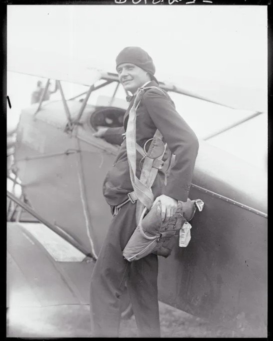 Μεγαλώνοντας σε ένα περιβάλλον συνεχούς πειραματισμού, ο Lawrence Sperry ανέπτυξε από μικρός έντονο ενδιαφέρον για τις μηχανές. Σε ηλικία μόλις 10 ετών άνοιξε ένα συνεργείο επισκευής ποδηλάτων, ενώ ως έφηβος κατασκεύασε στο υπόγειο του σπιτιού του ένα ανεμόπτερο, το οποίο αργότερα εξόπλισε με κινητήρα / WIKIPEDIA