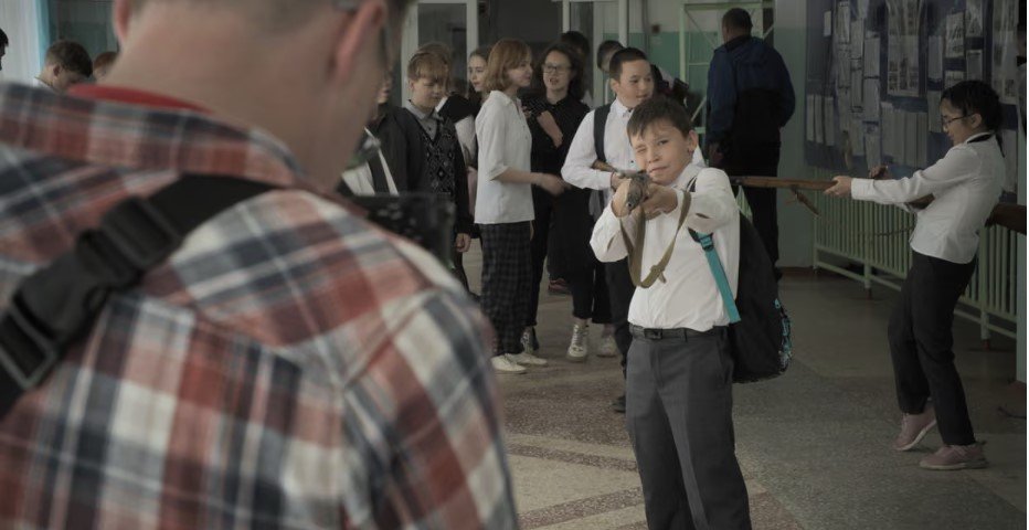 Ο Talankin εργαζόταν στο Karabash School No 1, σε μια μικρή βιομηχανική πόλη στα Ουράλια. Στο σχολείο είχε την ευθύνη για την οργάνωση εκδηλώσεων και την καταγραφή σχολικών δραστηριοτήτων με κάμερα / PAVEL TALANKIN