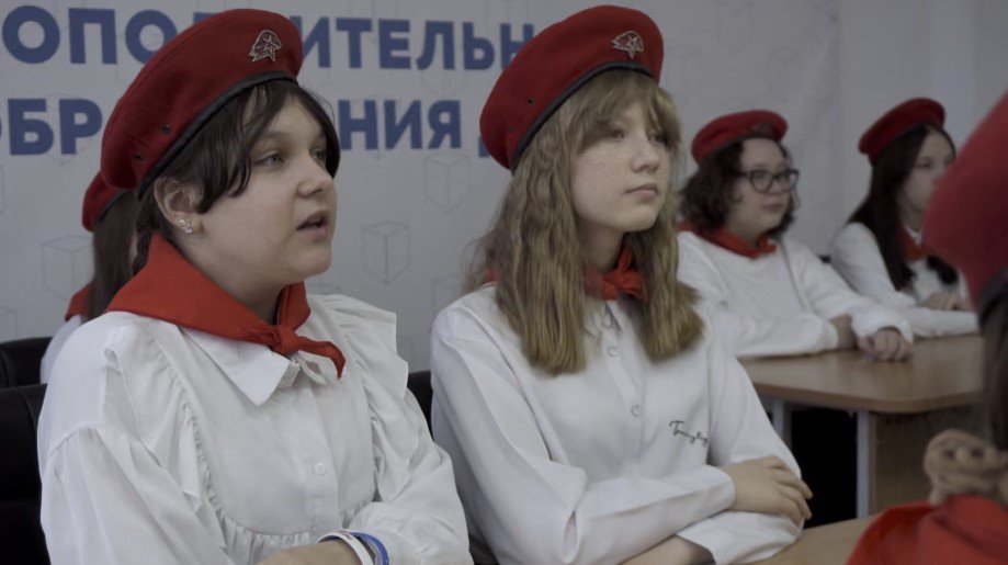 Όταν το υπουργείο Παιδείας της Ρωσίας επέβαλε νέο πρόγραμμα πατριωτικής εκπαίδευσης, οι δάσκαλοι υποχρεώθηκαν να κινηματογραφούν τα μαθήματα και να ανεβάζουν το υλικό σε κρατική ιστοσελίδα ως απόδειξη ότι τηρούνται οι οδηγίες / PAVEL TALANKIN