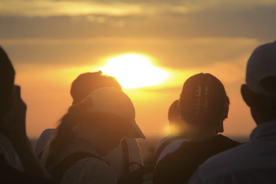 Πρόκειται για μια απλή δραστηριότητα, κατά την οποία οι άνθρωποι βγαίνουν έξω στο τέλος της ημέρας και παρατηρούν τη σταδιακή έλευση της νύχτας / SHUTTERSTOCK