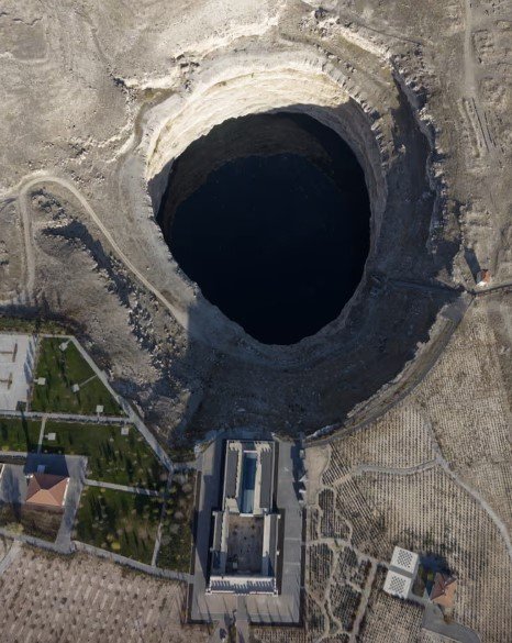 Στην Κόνια οι καταβόθρες εμφανίζονται ολοένα και συχνότερα. Οι ειδικοί εκτιμούν ότι έχουν καταγραφεί περίπου 700 μεγάλες καταβόθρες στην ευρύτερη περιοχή / ΕΝΕR COLAK