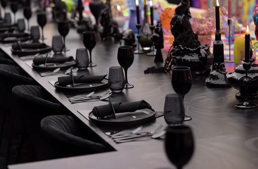 Η ιδέα γεννήθηκε από την ίδια τη δυναμική της σχέσης τους. Όπως εξηγεί το ζευγάρι μιλώντας στο Moss&amp;Fog, η Von προτιμά τη μινιμαλιστική αισθητική και το μαύρο χρώμα, ενώ ο Ryan αγαπά τις έντονες αποχρώσεις και τα πολύχρωμα σχέδια / INSTAGRAM