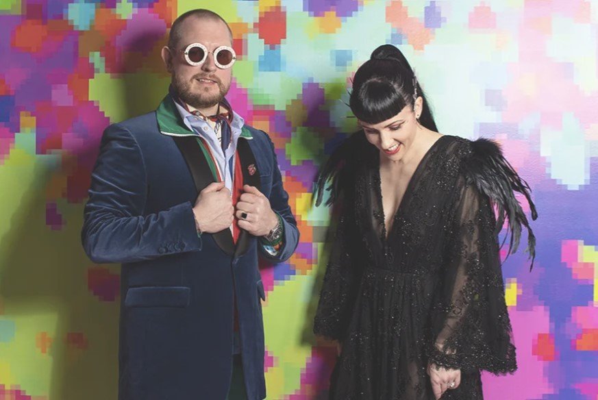 Το ιδιαίτερο σκηνικό δημιουργήθηκε στη Μελβούρνη από το ζευγάρι Von και Ryan Bishop, οι οποίοι αποφάσισαν να μετατρέψουν τις διαφορετικές αισθητικές προτιμήσεις τους σε κεντρικό θέμα της γαμήλιας γιορτής / ΙΝSTAGRAM