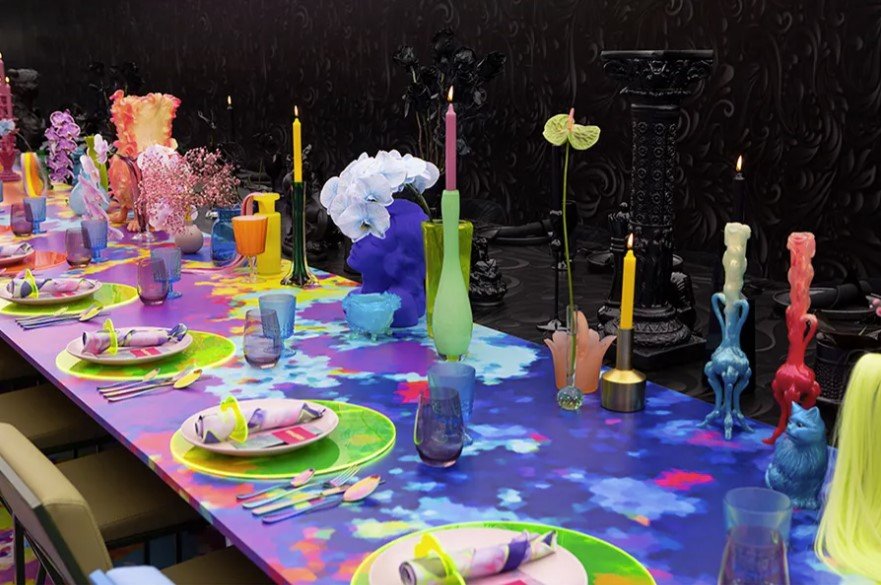 Αντί να επιλέξουν έναν συμβιβασμό για τη διακόσμηση της δεξίωσης, αποφάσισαν να αναδείξουν αυτή τη διαφορά, δημιουργώντας έναν χώρο που χωριζόταν αυστηρά σε δύο οπτικά αντίθετες πλευρές / INSTAGRAM