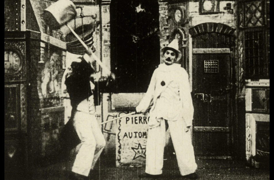 Η ταινία, που αποδίδεται στα ελληνικά ως «Ο Γκουγκύς και το Αυτόματο» [σ.σ.: ο πρώιμος όρος για την μετέπειτα έννοια του «ρομπότ»], εντάσσεται στο ύφος της κωμικής φάρσας και παρουσιάζει μια έντονη αντιπαράθεση ανάμεσα σε έναν ταχυδακτυλουργό και ένα μηχανικό ανθρωπόμορφο ον με χαρακτηριστικά Πιερότου / US CONGRESS LIBRARY