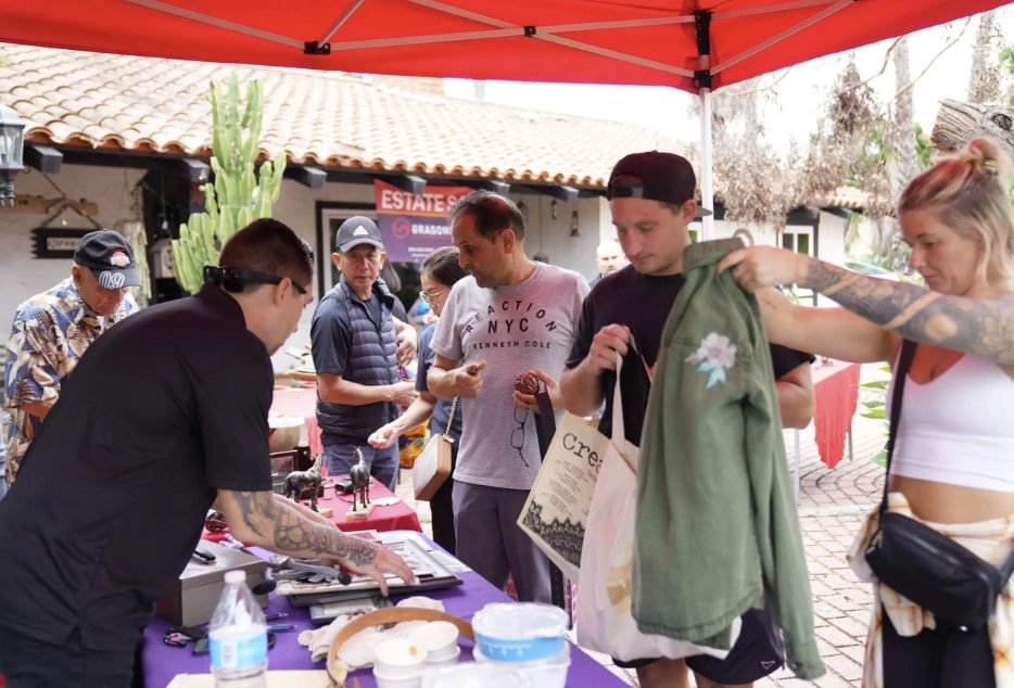 Πρόκειται για τις λεγόμενες «πωλήσεις οικιακής εκκαθάρισης» [estate sale], όπου το σύνολο των αντικειμένων ενός σπιτιού διατίθεται προς πώληση, συχνά στο πλαίσιο μετακόμισης, διαζυγίου ή θανάτου / SHUTTERSTOCK