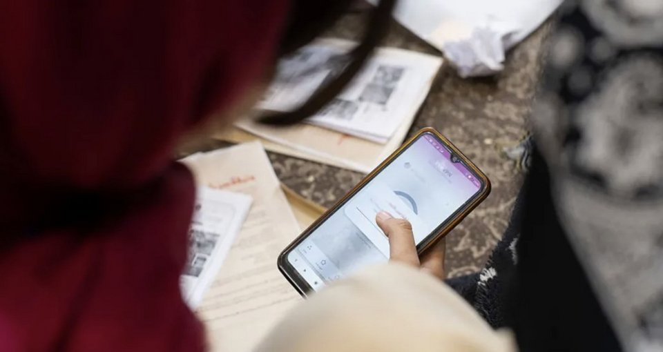 Σε μια περίοδο πολεμικής έντασης και αυστηρών περιορισμών στην επικοινωνία, Ιρανοί εντός και εκτός της χώρας αναζητούν εναλλακτικούς τρόπους για να διατηρήσουν επαφή με συγγενείς και φίλους / SHUTTERSTOCK